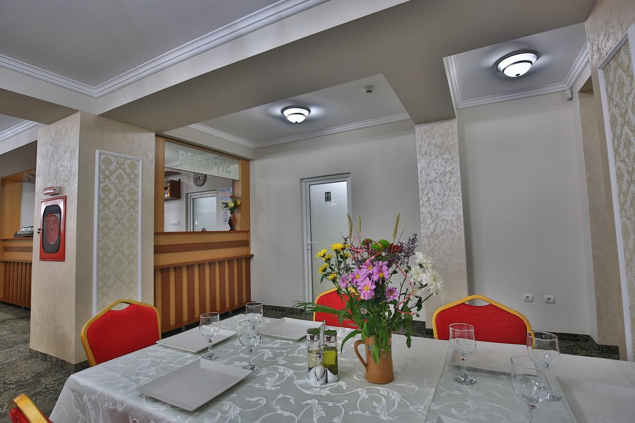 Hotel Raxand Residence Mioveni Buitenkant foto