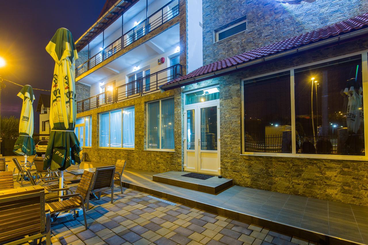 Hotel Raxand Residence Mioveni Buitenkant foto