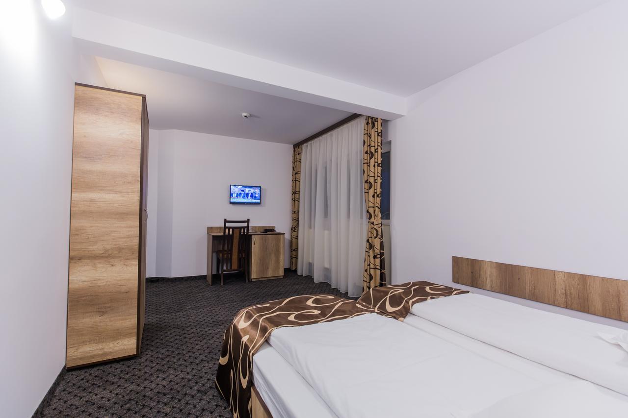 Hotel Raxand Residence Mioveni Buitenkant foto